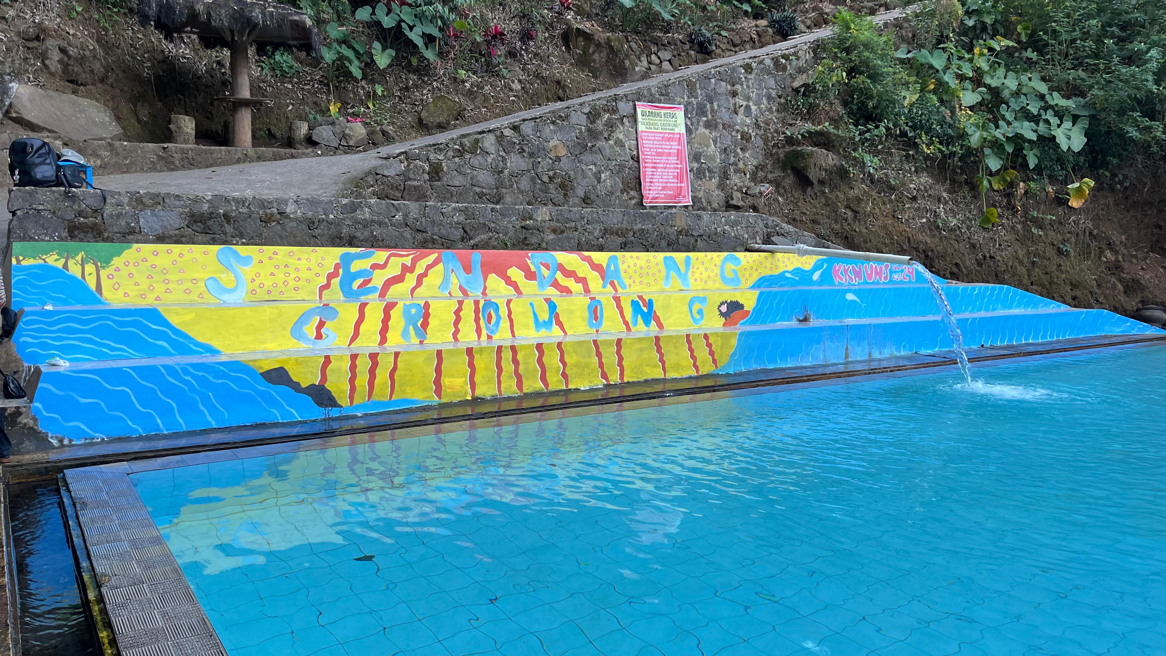 MAHASISWA KKN UNS KELOMPOK 161 TINGKATKAN ESTETIKA WISATA SENDANG  GROWONG MELALUI PEMBUATAN MURAL