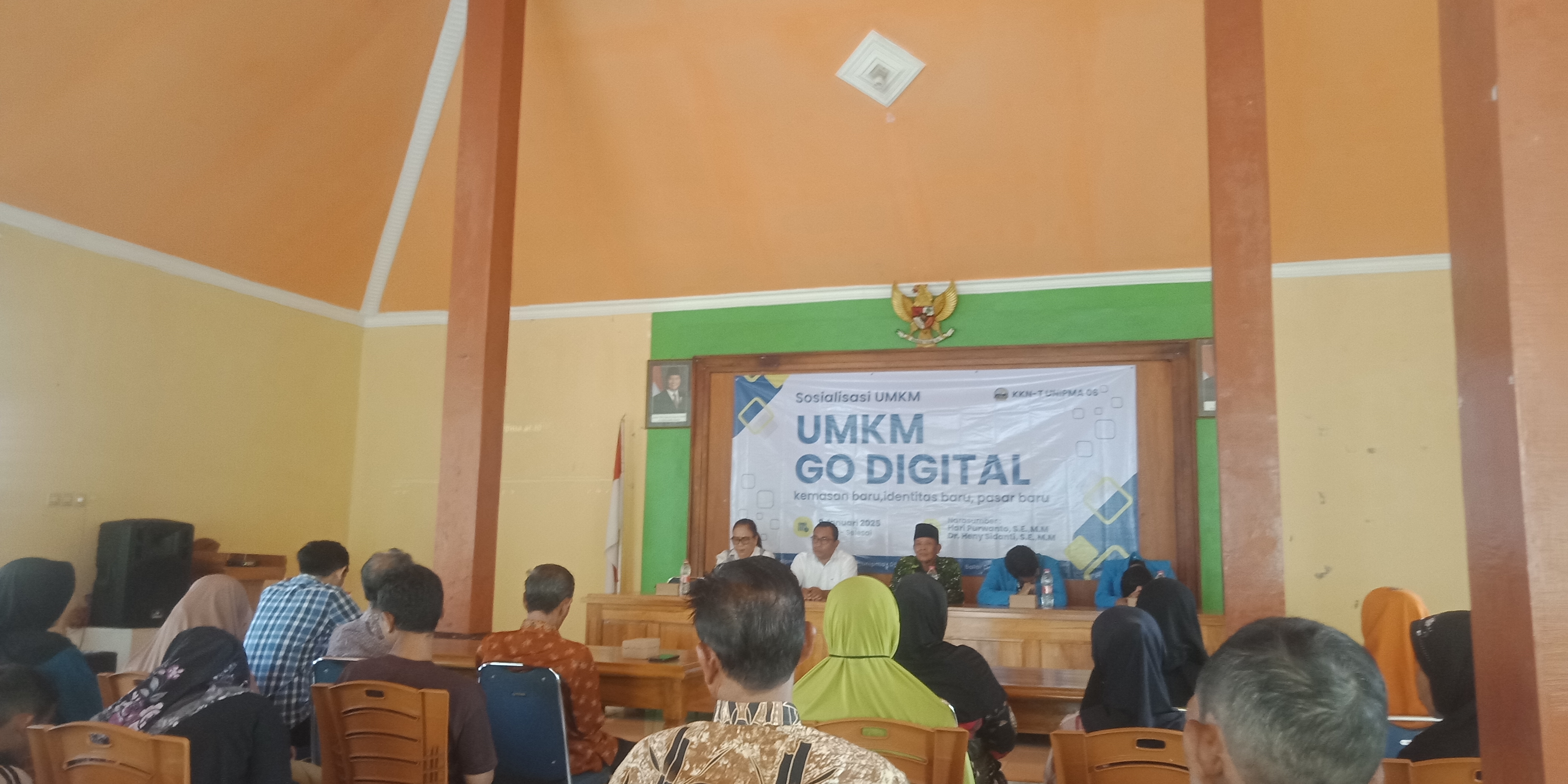 SOSIALISASI GO DIGITAL UMKM DESA SUMBERSAWIT OLEH MAHASISWA KKNT UNIPMA PGRI MADIUN