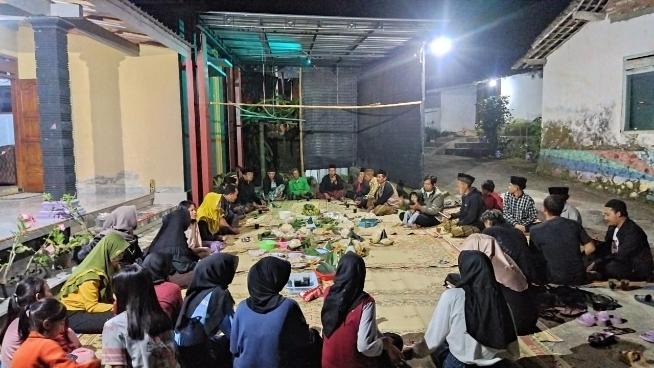 SAMBUT BULAN MUHARAM 1 SURA 1959 SAKA WARGA RT 01 DUKUH MERI SUMBERSAWIT GELAR RITUAL PROSESI MAPAG TANGGAL