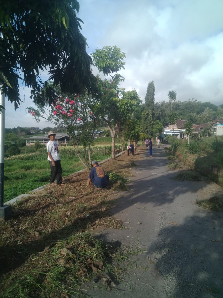 LESTARIKAN NILAI KEBERSAMAAN DAN GOTONG ROYONG WARGA DUKUH JAGUNGAN SUMBERSAWIT LAKSANAKAN KERJA BHAKTI BERSAMA