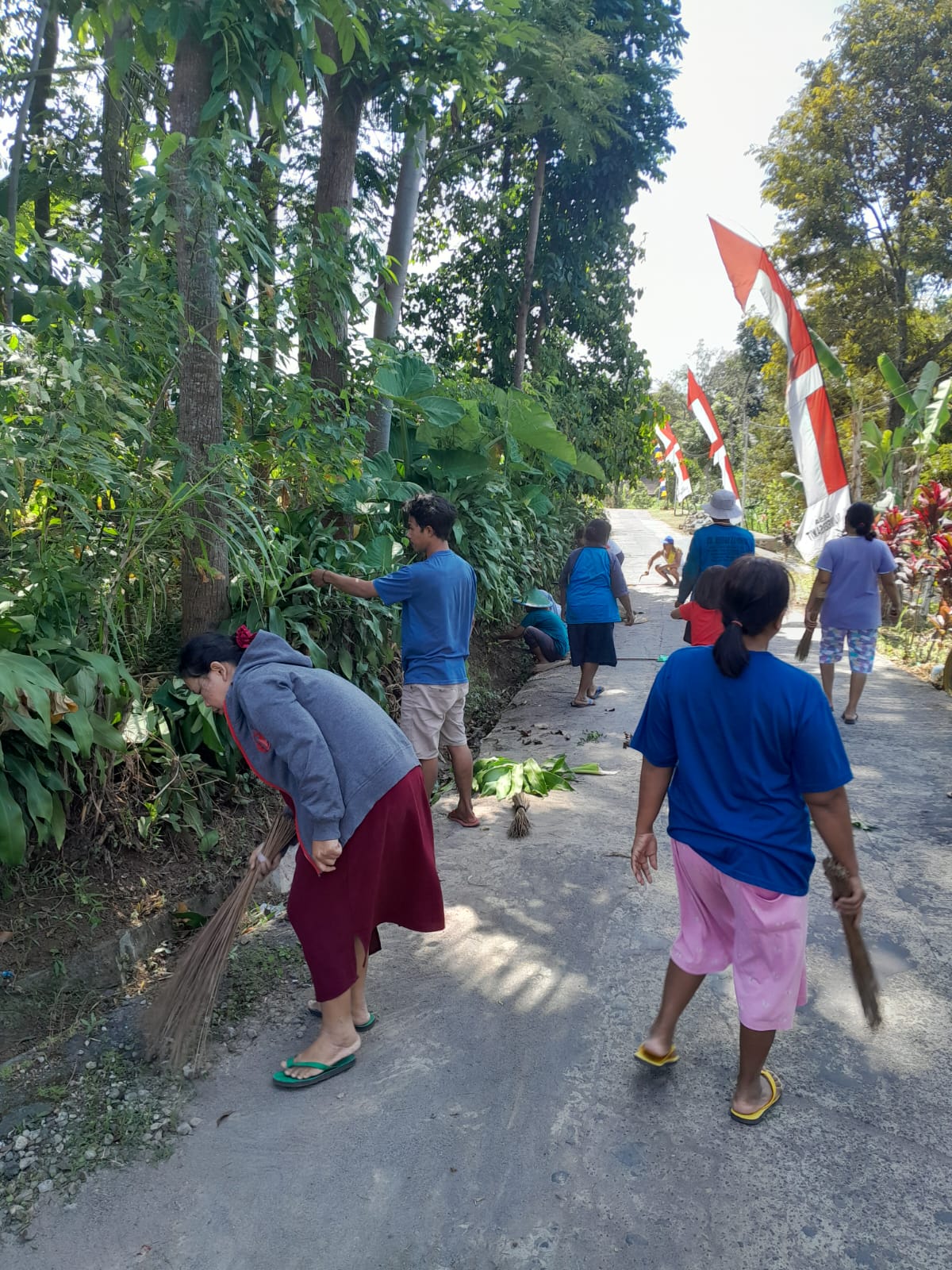 SAMBUT HUT RI KE-80 WARGA DUKUH SAWIT LAKSANAKAN KERJA BHAKTI KEBERSIHAN LINGKUNGAN 