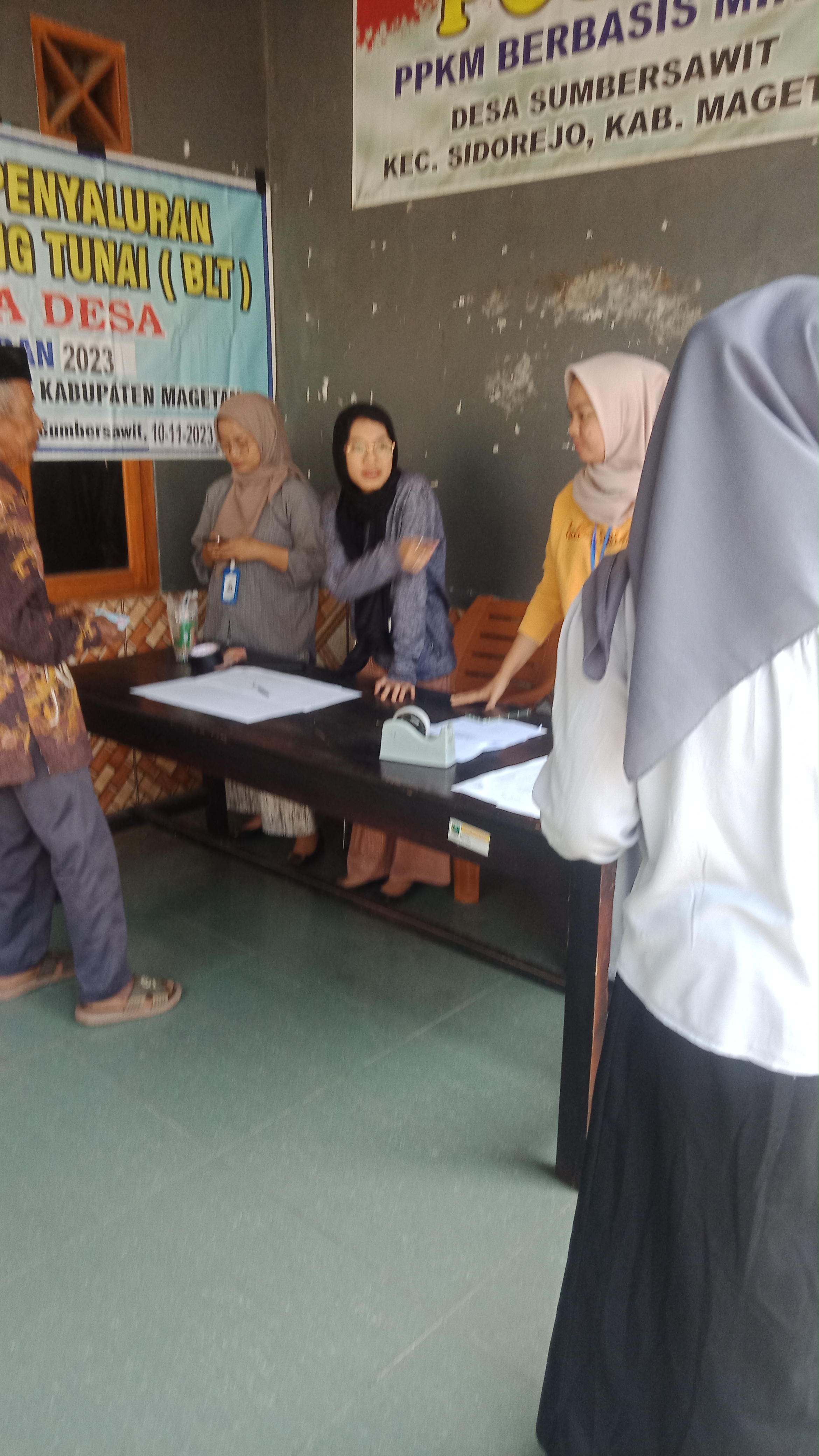 PEMDES SUMBERSAWIT REALISASIKAN BANTUAN LANGSUNG TUNAI BLT -DD PERIODE BULAN NOVEMBER 2023