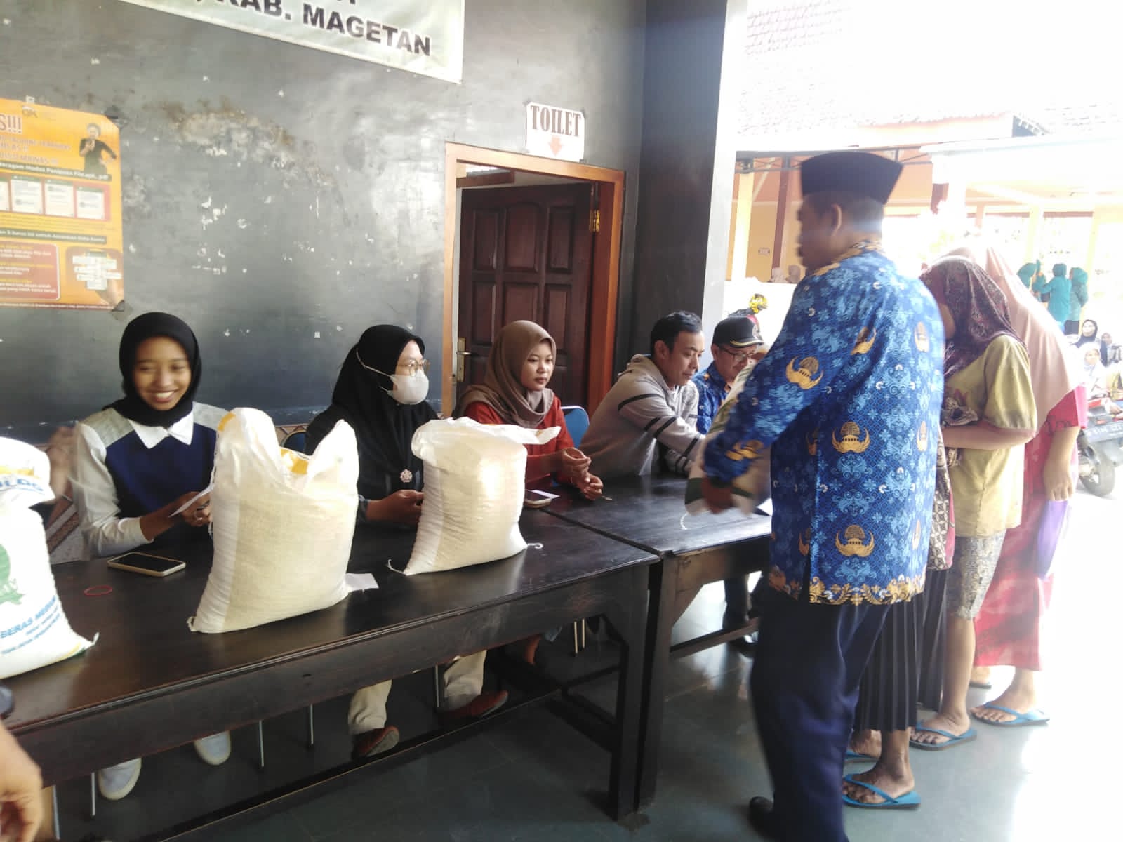 PERKUAT KETAHANAN PANGAN PEMDES SUMBERSAWIT SALURKAN PROGRAM BANSOS 10 KG BERAS