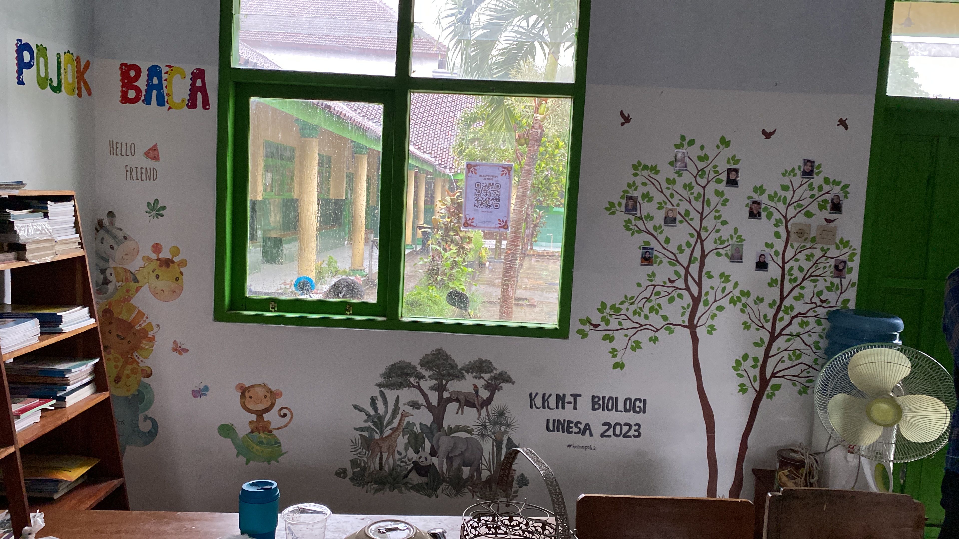 UPAYA KELOMPOK 2 KKNT UNESA DALAM PEMBUATAAN POJOK BACA DAN PERPUSTAKAAN DIGITAL MELENGKAPI TRANSFORMASI LITERASI DI SD NEGERI 2 SUMBERSAWIT