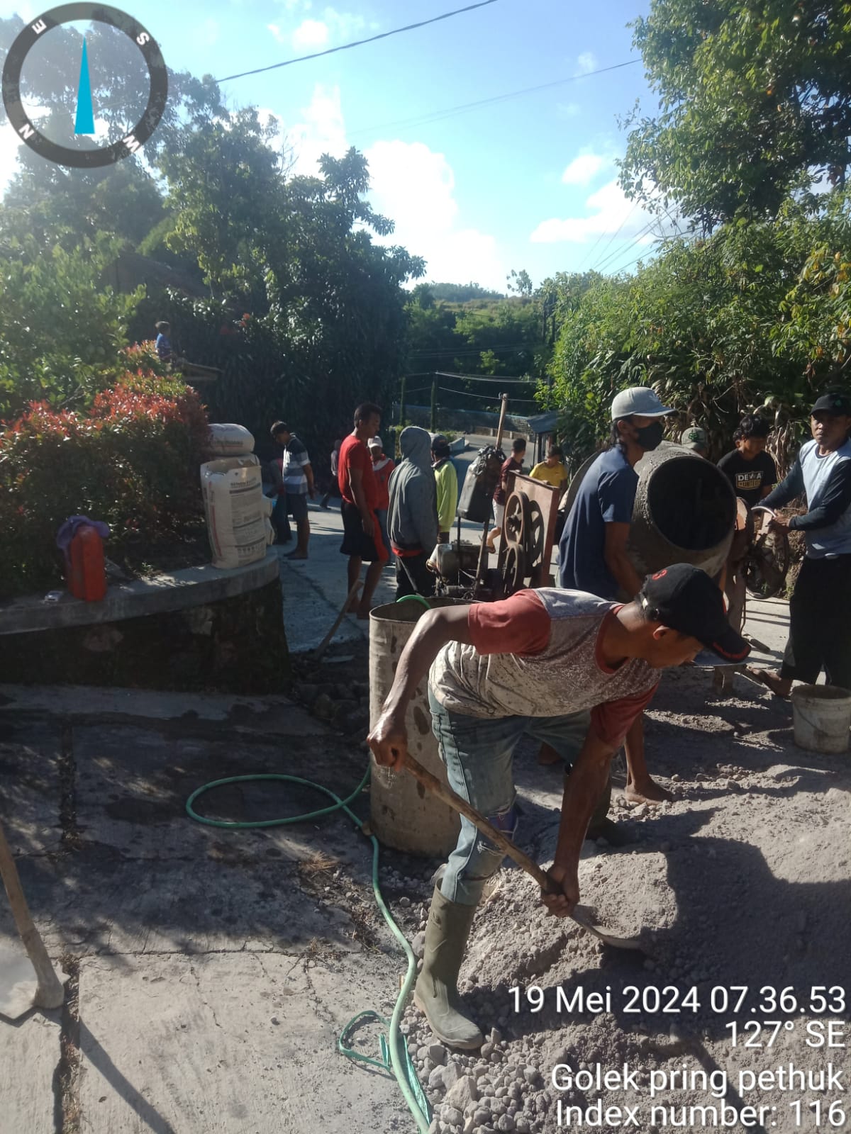 LESTARIKAN GOTONG ROYONG SINOMAN DUKUH GODOH LAKSANAKAN PENGECORAN BAHU JALAN