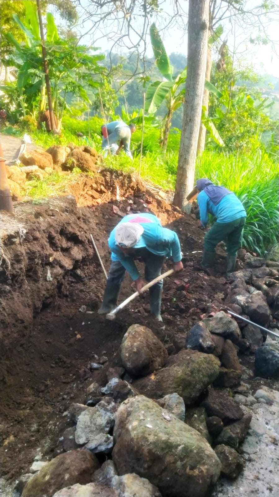 PELETAKAN BATU PERTAMA PEMBANGUNAN TALUD PERMUDAH AKSES MENUJU TITIK WISATA DESA