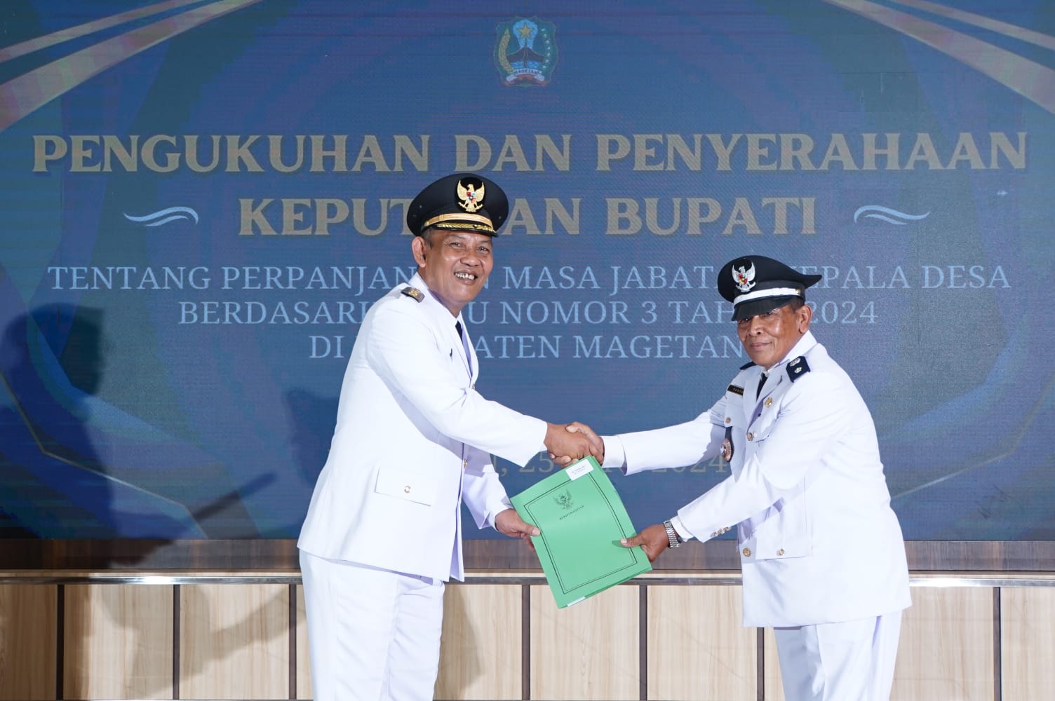 KEPALA DESA SUMBERSAWIT IKUTI PROSESI PENGUKUHAN PERPANJANGAN MASA JABATAN KADES DARI BUPATI MAGETAN